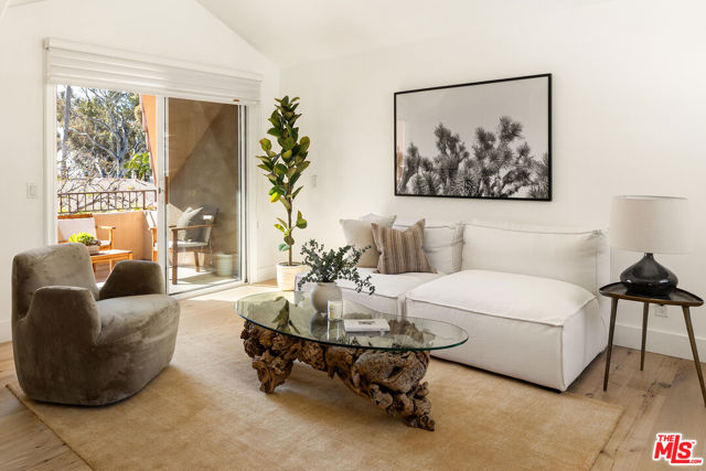 911 7th Street, Santa Monica CA: https://media.crmls.org/mediaz/be9ec150-56d7-4f45-9548-fc7081679f10.jpg