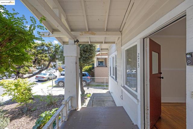 271 38Th St, Oakland CA: https://media.crmls.org/mediaz/be9f1de8-4566-46a8-bb80-b61cf35a429c.jpg
