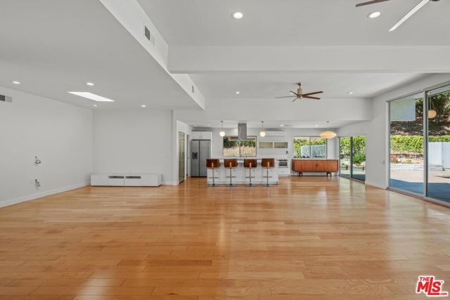 4207 Michelangelo Avenue, Woodland Hills CA: https://media.crmls.org/mediaz/be9f4c4d-fc0f-4166-894a-bc01a0d20b75.jpg