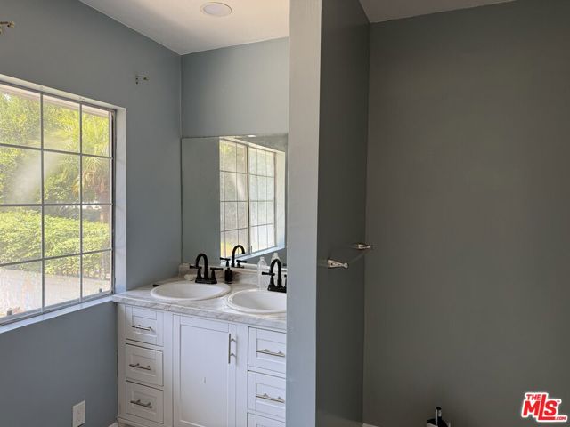 15013 Hartsook Street, Sherman Oaks CA: https://media.crmls.org/mediaz/be9f8f8a-aaa4-4810-a971-172bf11cf4d8.jpg