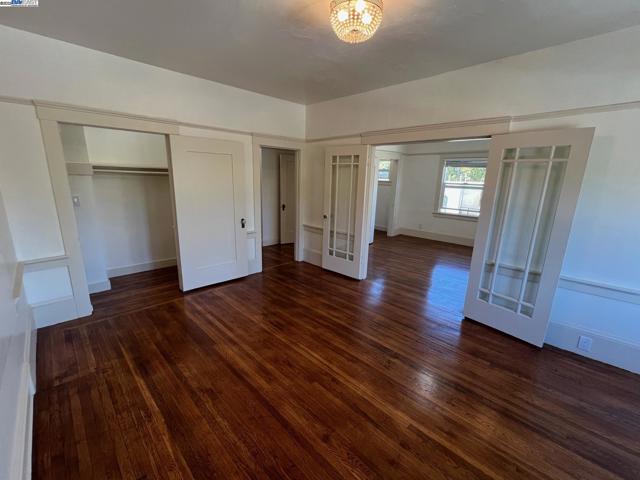 2004 Park Blvd, Oakland CA: https://media.crmls.org/mediaz/bea1dac7-3332-4ce9-b898-7f2fcf849008.jpg