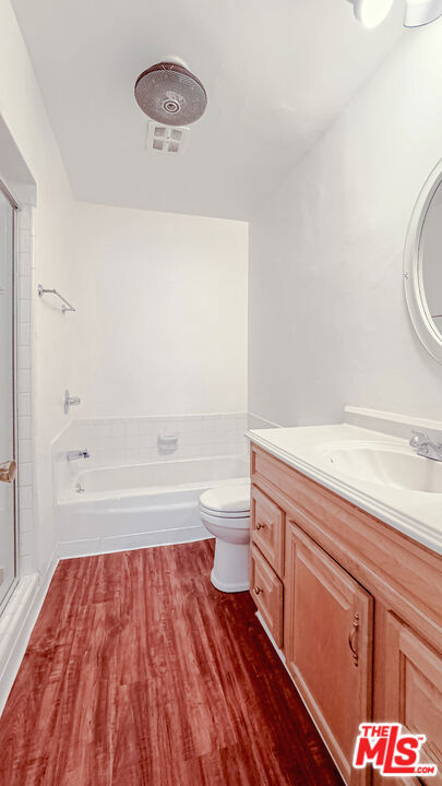 400 S La Fayette Park Place, Los Angeles CA: https://media.crmls.org/mediaz/bea27b92-1c4e-488d-a142-7d121fb975fd.jpg