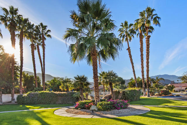 2 Vistara Drive, Rancho Mirage CA: https://media.crmls.org/mediaz/bea319fd-382a-45e1-918d-85cdf2365512.jpg
