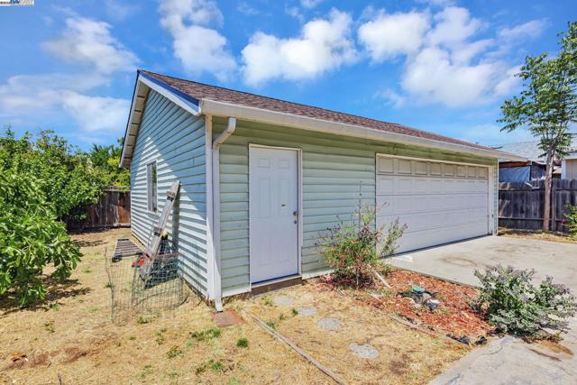 6831 Dairy Ave, Newark CA: https://media.crmls.org/mediaz/bea381c1-00cf-460e-b8cd-0c547dc9ddf9.jpg