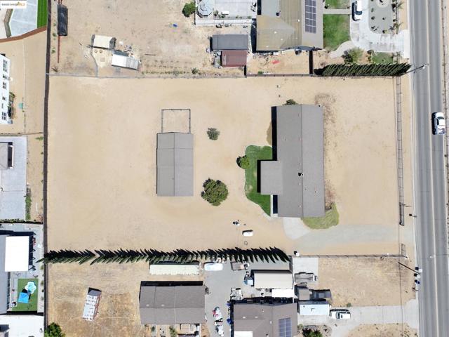 918 Carpenter Rd, Oakley CA: https://media.crmls.org/mediaz/bea3dd3c-a39d-4c2c-bbc4-2f20a11c3e19.jpg