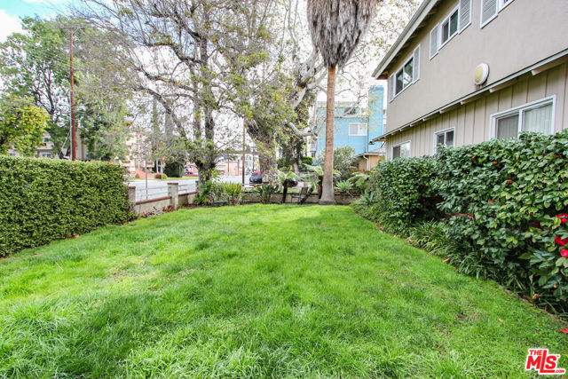 12942 Moorpark Street, Studio City CA: https://media.crmls.org/mediaz/bea4a883-b252-45f7-b270-6f8631f79843.jpg