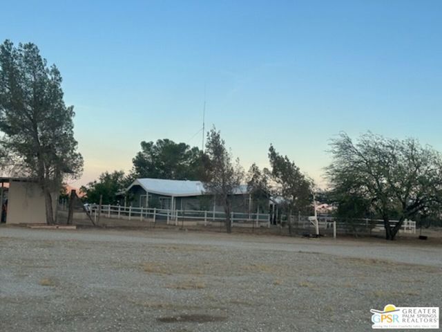 31750 Selmadolph Street, Lucerne Valley CA: https://media.crmls.org/mediaz/bea5f6ba-7e6f-4420-8b70-3cd370b74f58.jpg