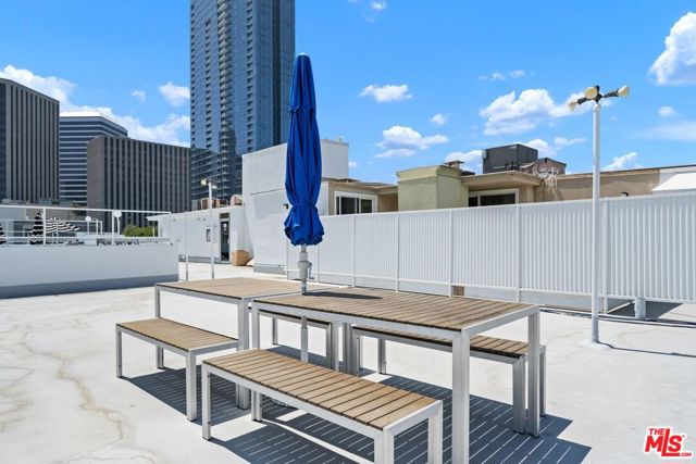 9950 Durant Drive, Beverly Hills CA: https://media.crmls.org/mediaz/bea63ef1-b62a-433f-bdb1-07bcc33d0157.jpg