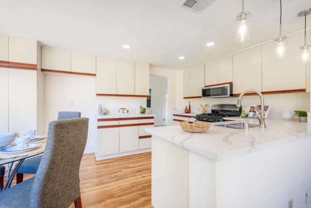 Detail Gallery Image 11 of 39 For 5349 Gooseberry Way, Oceanside,  CA 92057 - 3 Beds | 2/1 Baths