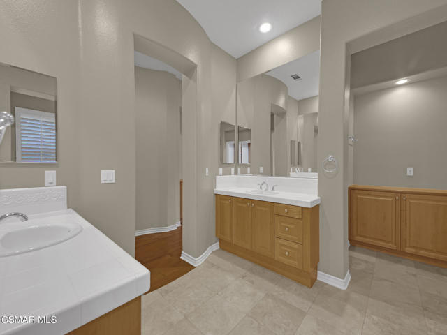 1048 Via Adorna, Newbury Park CA: https://media.crmls.org/mediaz/bea6d1e2-f42e-40ed-bef4-007fc2180c1d.jpg