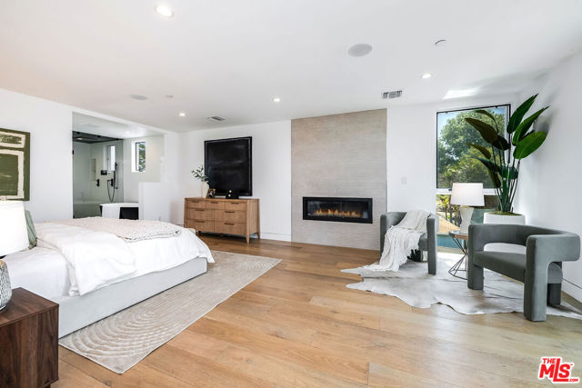 126 Thornton Place, Venice CA: https://media.crmls.org/mediaz/bea7a7e7-1847-49ad-96ad-ad92fc3229e9.jpg