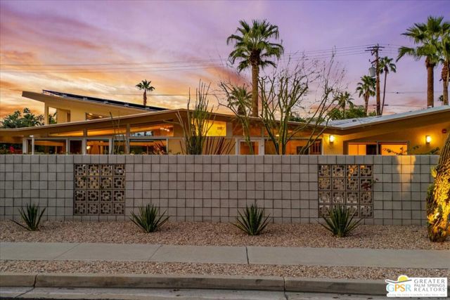 1554 E San Lucas Road, Palm Springs CA: https://media.crmls.org/mediaz/beaa7dd1-eb87-4bcf-93b0-7d1a5ca83709.jpg