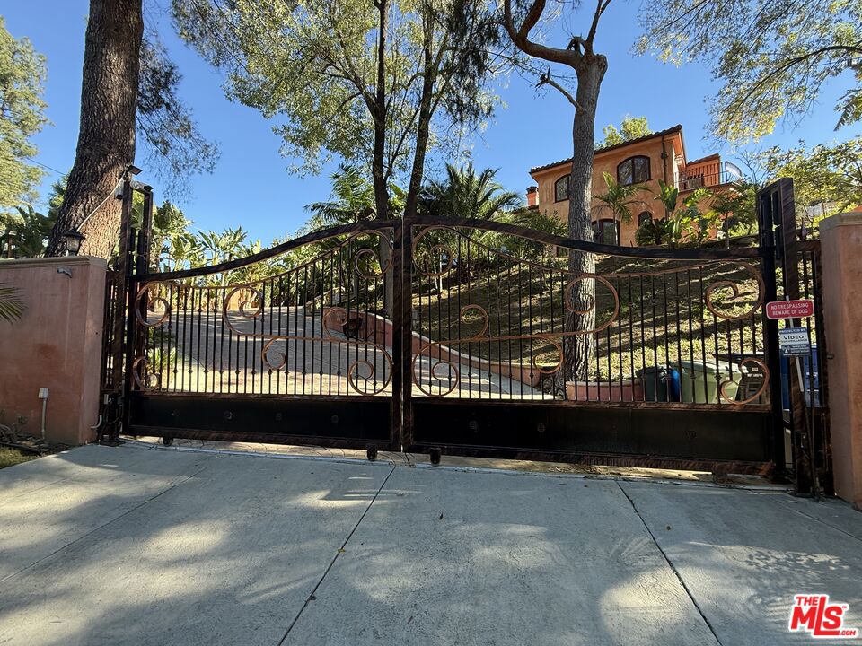 4536 Vanalden Avenue