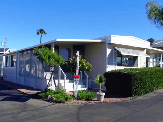 211 N Citrus Avenue, Escondido CA: https://media.crmls.org/mediaz/beab5af5-cf97-4d94-8532-534be525c4cd.jpg