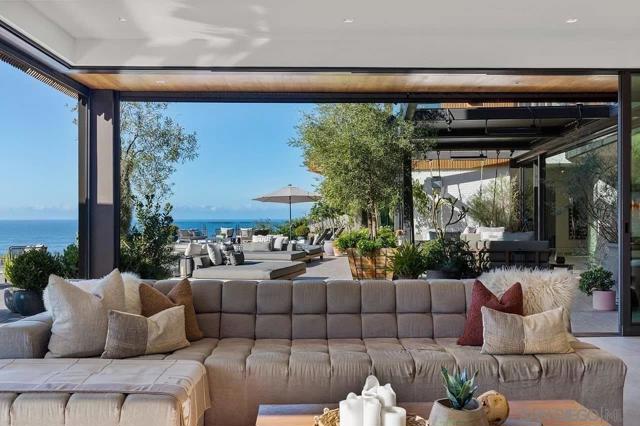 2585 Calle Del Oro, La Jolla CA: https://media.crmls.org/mediaz/beab7946-fe63-4d82-8a78-bb29dca63245.jpg