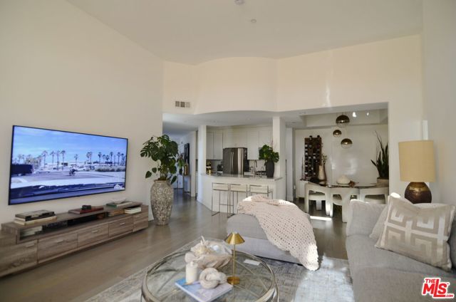 5703 Laurel Canyon Boulevard, Valley Village CA: https://media.crmls.org/mediaz/beab800e-e476-41e2-8fc8-1defc170436e.jpg