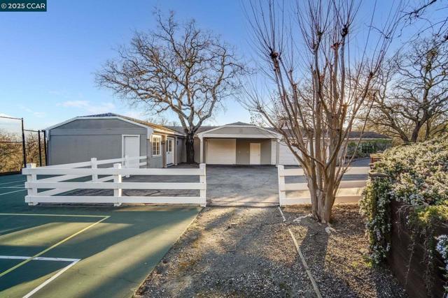 2420 Diablo Lakes Ln, Diablo CA: https://media.crmls.org/mediaz/beac8101-6eb0-4b0b-9b58-628e782cc834.jpg