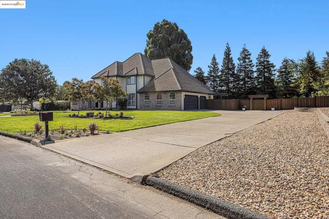 15 Madeira Ct, Oakley CA: https://media.crmls.org/mediaz/beacc665-17d8-460d-b191-27314e6fd1e1.jpg
