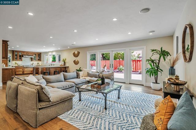 732 Graham Ct, Danville CA: https://media.crmls.org/mediaz/beade1c6-f4ca-416c-9073-28a9fd200509.jpg