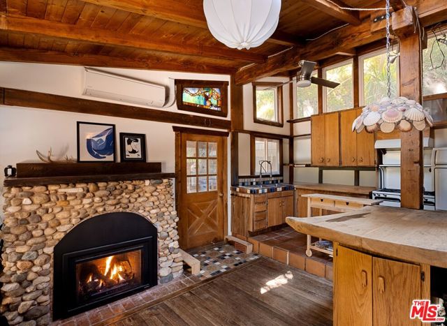 10012 Charter Oak Lane, Beverly Hills CA: https://media.crmls.org/mediaz/beae62d7-cc38-4436-ab5f-93319d5c5bab.jpg