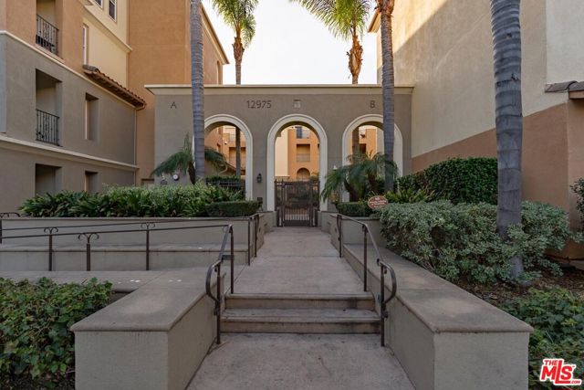 12975 Agustin Place, Playa Vista CA: https://media.crmls.org/mediaz/beae7307-a607-4703-9cba-a75a82222090.jpg
