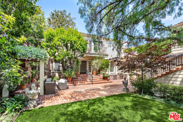 612 N Alta Drive, Beverly Hills CA: https://media.crmls.org/mediaz/beaed200-e6ca-40a6-bc2a-1cc7b0d919f1.jpg