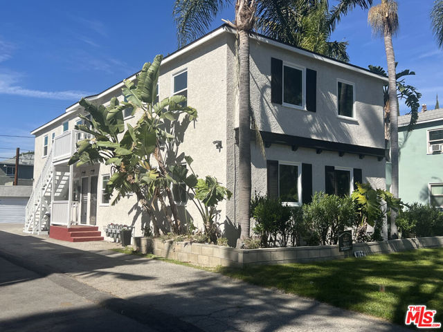 4129 1/2 W Toluca Lake Avenue, Burbank CA: https://media.crmls.org/mediaz/beaedfbf-9c3f-4267-9fd6-8f3f3e26e01a.jpg