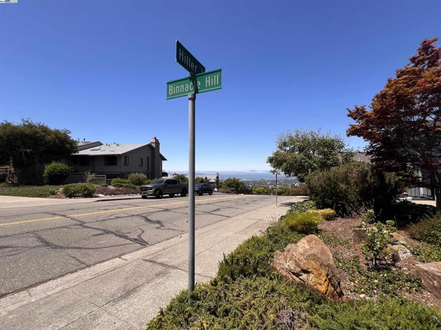 37 Binnacle Hl, Oakland CA: https://media.crmls.org/mediaz/beaefb52-442c-44fb-bb9e-f37299f3ac06.jpg