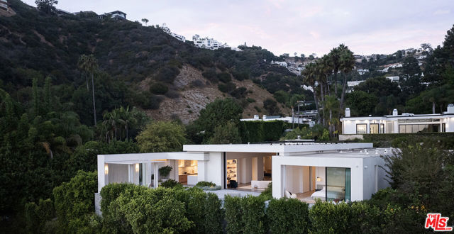 1616 Rising Glen Road, Los Angeles CA: https://media.crmls.org/mediaz/beaf5539-dd3a-4191-b862-7520501a1924.jpg