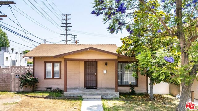 1062 Sonora Avenue, Glendale CA: https://media.crmls.org/mediaz/beaf5a49-39c9-4054-a6cd-08a4fce3a392.jpg
