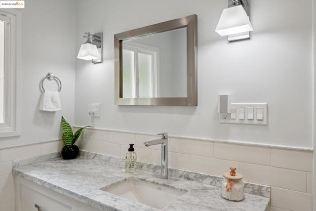 6141 Broadway Ter, Oakland CA: https://media.crmls.org/mediaz/beaf670f-d013-4045-b354-0936d90a4285.jpg