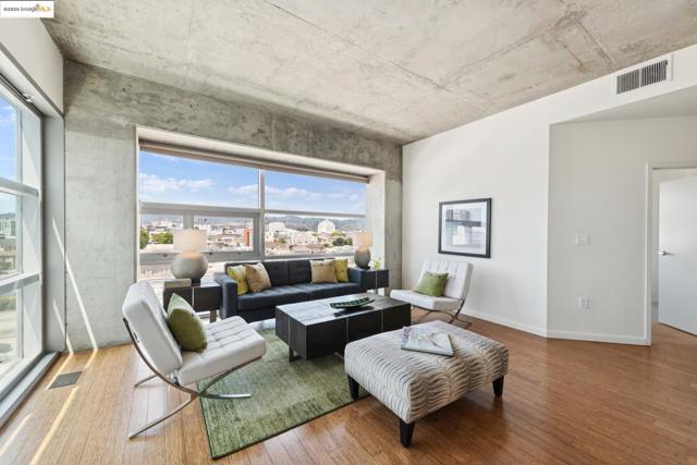 428 Alice St., Oakland CA: https://media.crmls.org/mediaz/beafd5e8-fe73-411a-bae5-1f5f2ae8a927.jpg