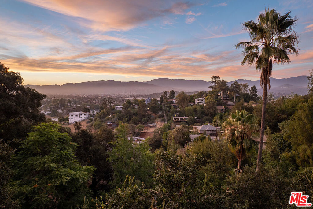 https://media.crmls.org/mediaz/beb13e8f-dcd0-4626-93d6-5553b13963eb.jpg?preset=X-Large