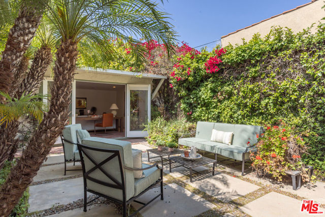 7361 Oakwood Avenue, Los Angeles CA: https://media.crmls.org/mediaz/beb174d1-a265-48ab-9ae1-9e5b216f973a.jpg