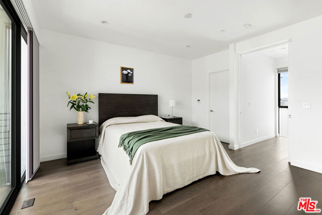 5154 W Redondo Court, Los Angeles CA: https://media.crmls.org/mediaz/beb22061-c298-4b79-915d-73555eaf65ec.jpg