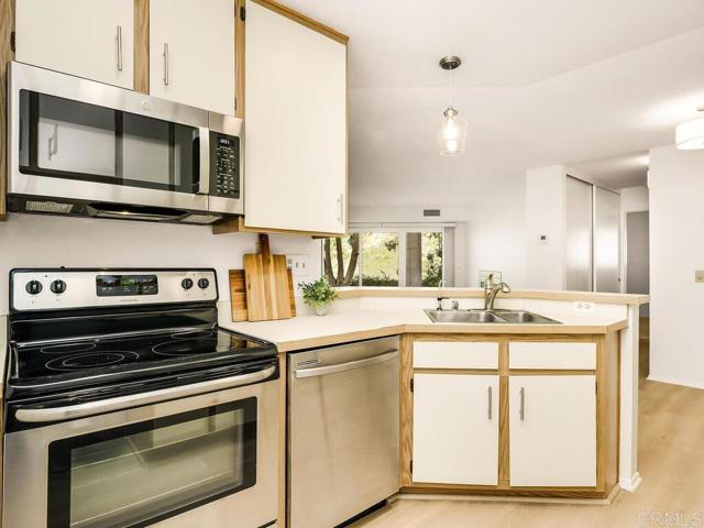 Detail Gallery Image 2 of 32 For 7263 Camino Degrazia #31,  San Diego,  CA 92111 - 2 Beds | 2 Baths