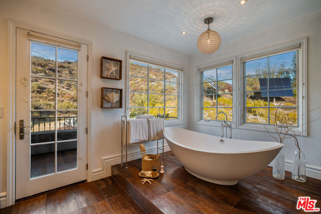 25029 Abercrombie Lane, Calabasas CA: https://media.crmls.org/mediaz/beb40395-a298-46ec-8d8f-ac2b2a541480.jpg