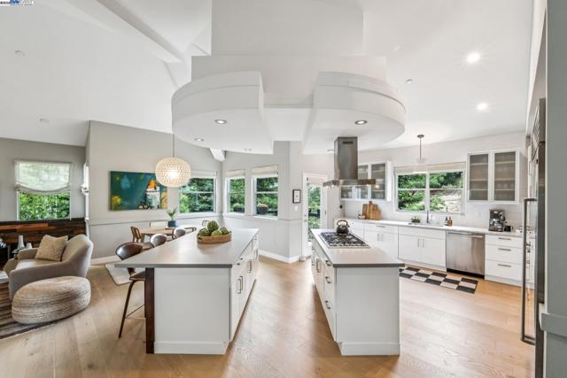 2005 TUNNEL RD, Oakland CA: https://media.crmls.org/mediaz/beb4f497-528d-4d79-bcbe-eda95f13a721.jpg