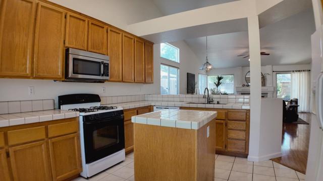 9158 Generations Drive, Elk Grove CA: https://media.crmls.org/mediaz/beb8a04f-8ebb-4a18-b7ef-8053dd69a540.jpg