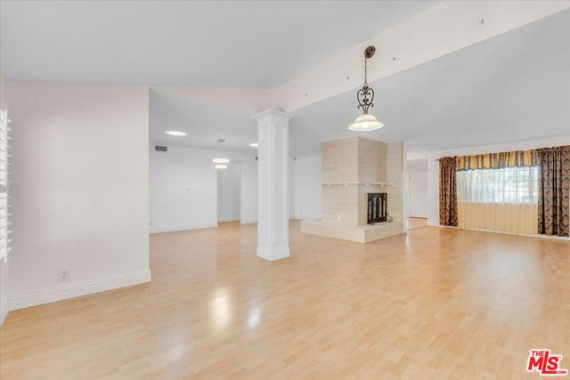 23264 Calvert Street, Woodland Hills CA: https://media.crmls.org/mediaz/beb92d51-d665-496b-b31d-58c2687db54c.jpg