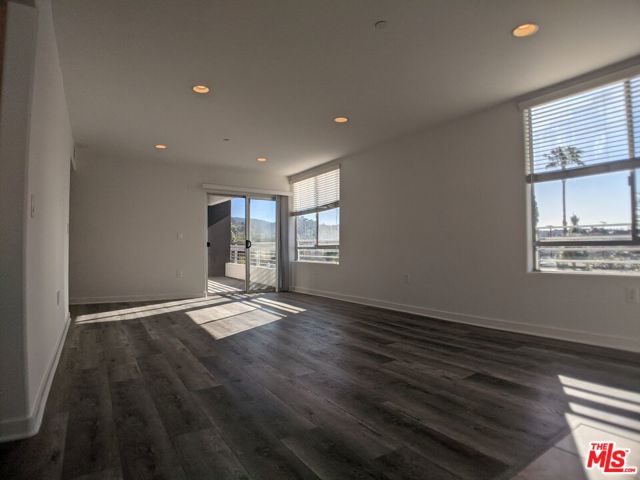 5143 White Oak Avenue, Encino CA: https://media.crmls.org/mediaz/beb9fce0-827a-4a34-a222-4e3fb518af1d.jpg