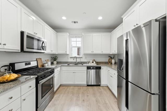 3410 Pyramid Way, Mountain View CA: https://media.crmls.org/mediaz/bebb5745-5996-474a-be6c-6cef6fe7b90e.jpg