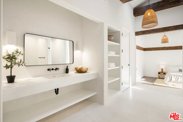 27405 Pacific Coast Highway, Malibu CA: https://media.crmls.org/mediaz/bebcd37c-445e-42c2-a397-5facec815740.jpg