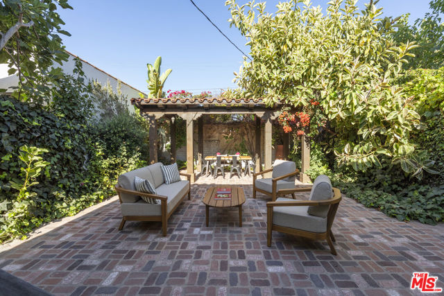 3010 11th Avenue, Los Angeles CA: https://media.crmls.org/mediaz/bebf1a17-db0e-46bc-ad81-a3b6e0c5c807.jpg