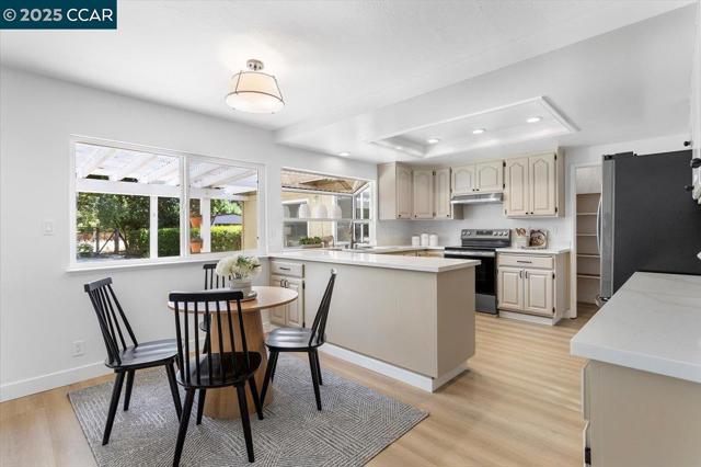 115 Saint Jean Ct, Danville CA: https://media.crmls.org/mediaz/bec00955-a7cf-4916-8b5e-a3be9061ee8d.jpg