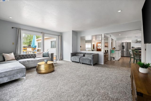 2889 Biddleford Drive, San Ramon CA: https://media.crmls.org/mediaz/bec00a61-d9bf-45cf-b743-894342d7b466.jpg