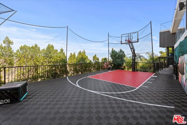 2284 Hercules Drive, Los Angeles CA: https://media.crmls.org/mediaz/bec05018-64bc-47ad-b689-32f2766ac6ac.jpg