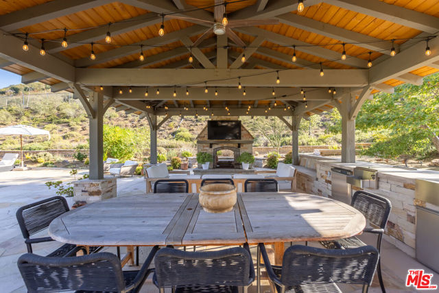 2052 Shadow Creek Drive, Agoura Hills CA: https://media.crmls.org/mediaz/bec050e7-b311-4528-921b-2b481b1f01a6.jpg