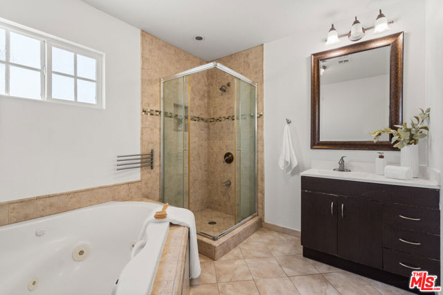 3745 Veteran Avenue, Los Angeles CA: https://media.crmls.org/mediaz/bec196bf-05f0-4972-95cf-cc673a987d13.jpg