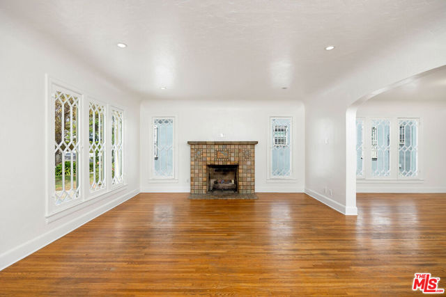 614 S Orange Drive, Los Angeles CA: https://media.crmls.org/mediaz/bec257b6-308e-420e-a087-23f09633a2d1.jpg